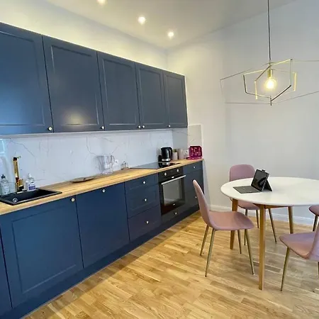 Luxury In Near Town Square Apartment *