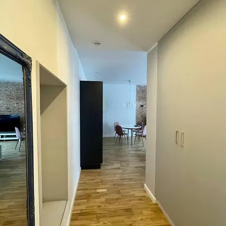 Luxury In Near Town Square Apartment *